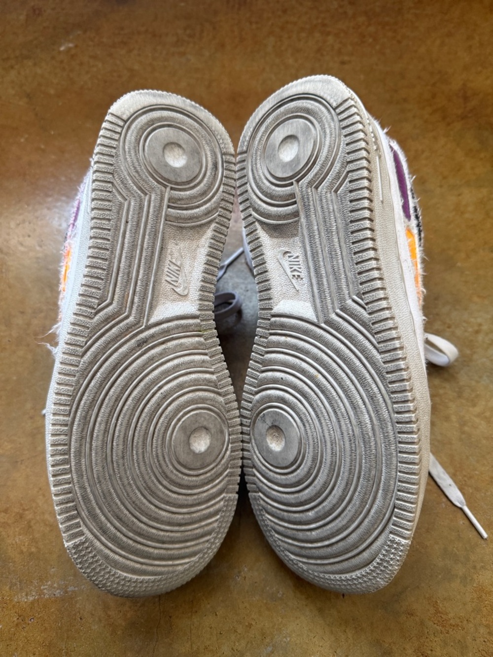 Nike "Tear Away" sneakers, such as the Air Force 1
'Reveal', - Picture 4 of 4